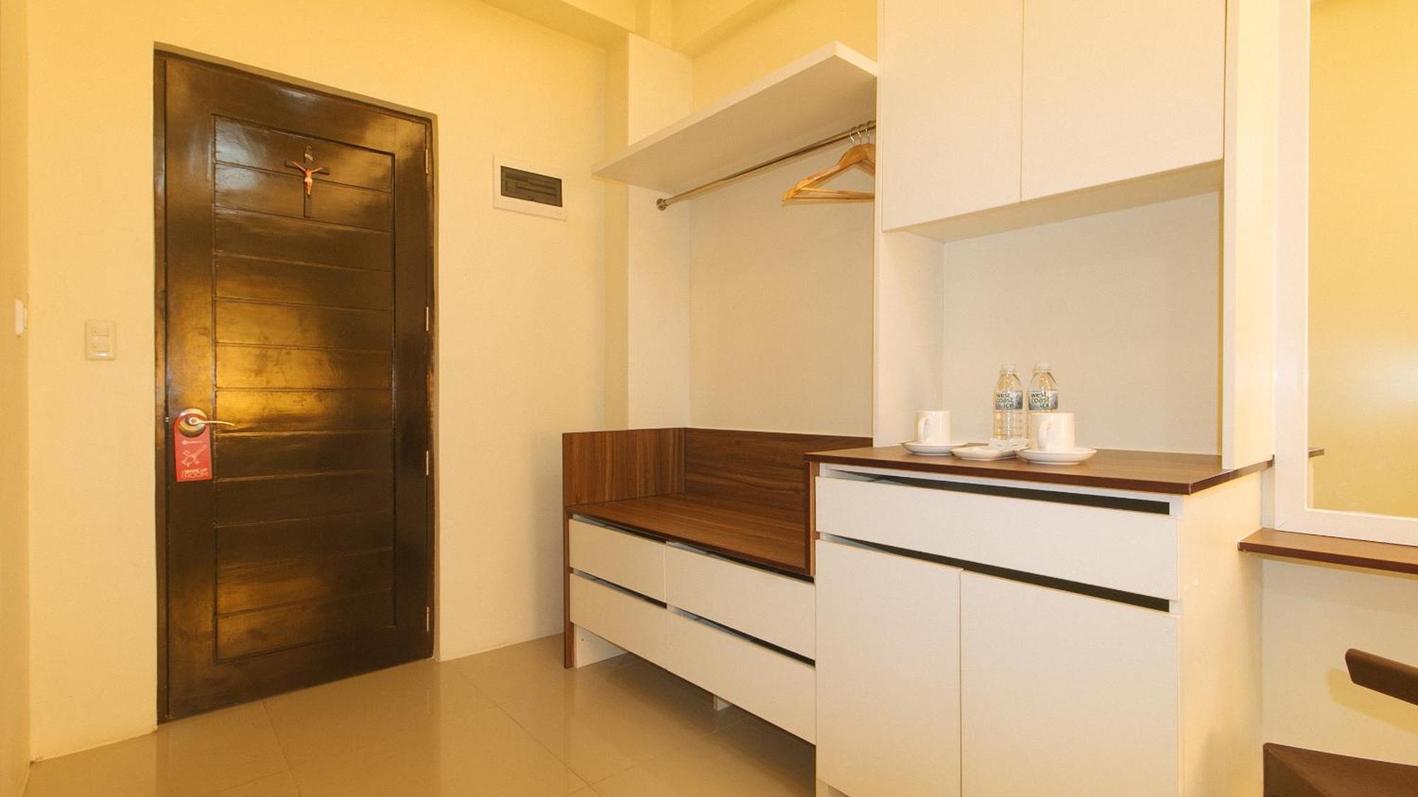 Reddoorz @ Leoncia Apartelle Mandaue Exteriör bild