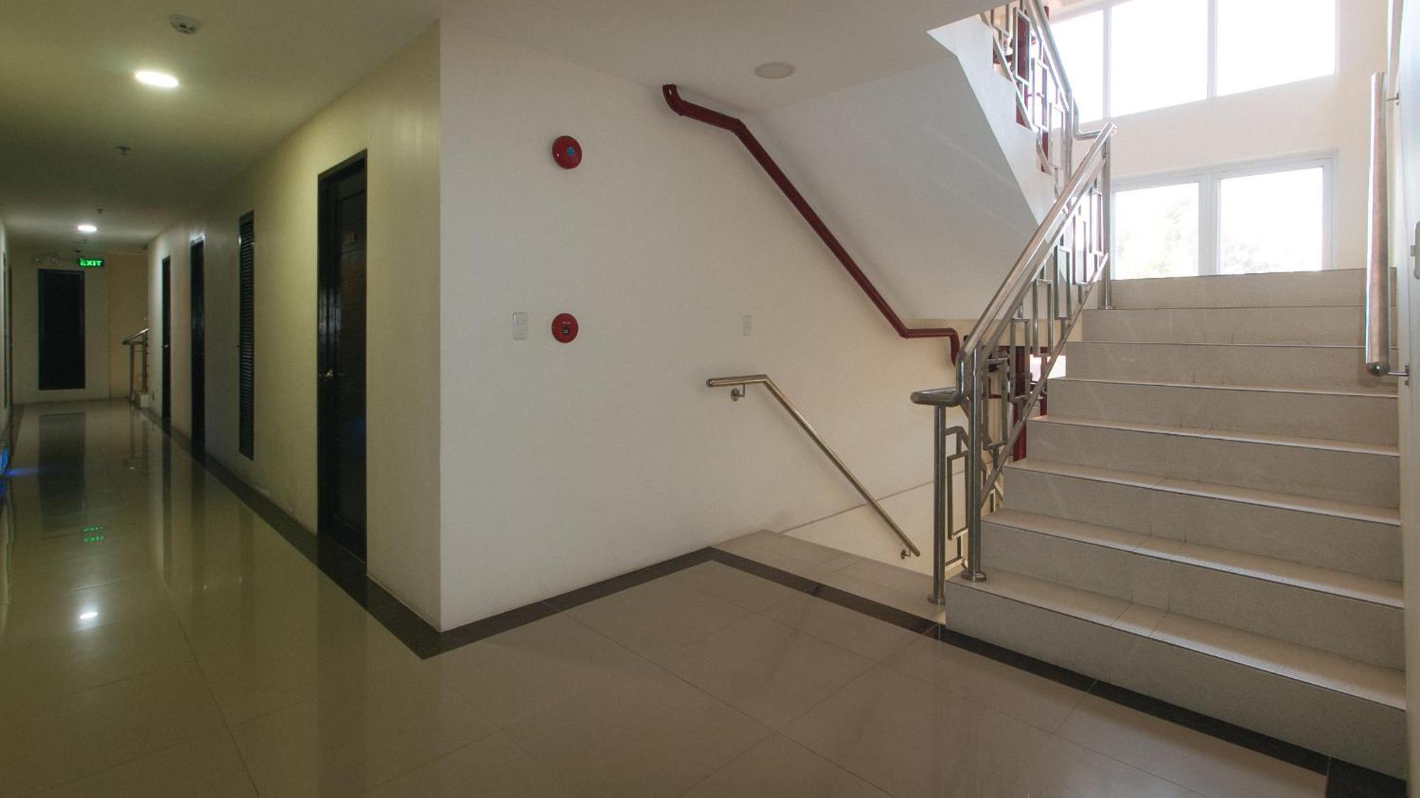 Reddoorz @ Leoncia Apartelle Mandaue Exteriör bild